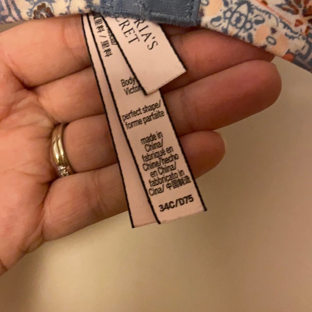 NWOT Victoria’s Secret perfect shape bra - Picture 3 of 3